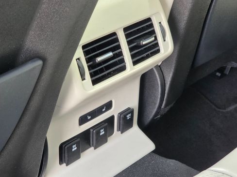Used 2018 Land Rover Range Rover Velar S AWD/4WD image 18