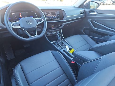 Certified 2023 Volkswagen Jetta SE w/ Panoramic Sunroof Package image 4