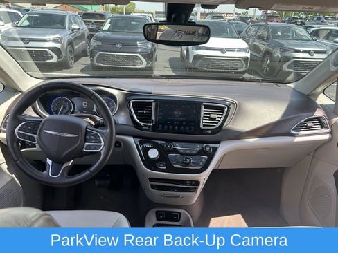 Used 2017 Chrysler Pacifica Touring-L Plus FWD image 9