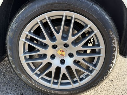 Certified 2018 Porsche Cayenne Platinum Edition image 9