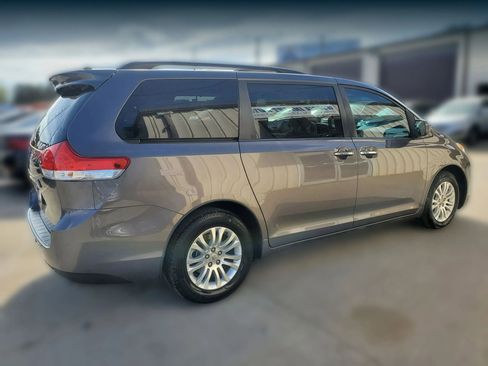 Used 2012 Toyota Sienna XLE w/ XLE Navigation Pkg image 8