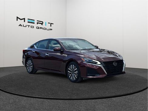 Used 2024 Nissan Altima 2.5 SV w/ SV Premium Package FWD image 1