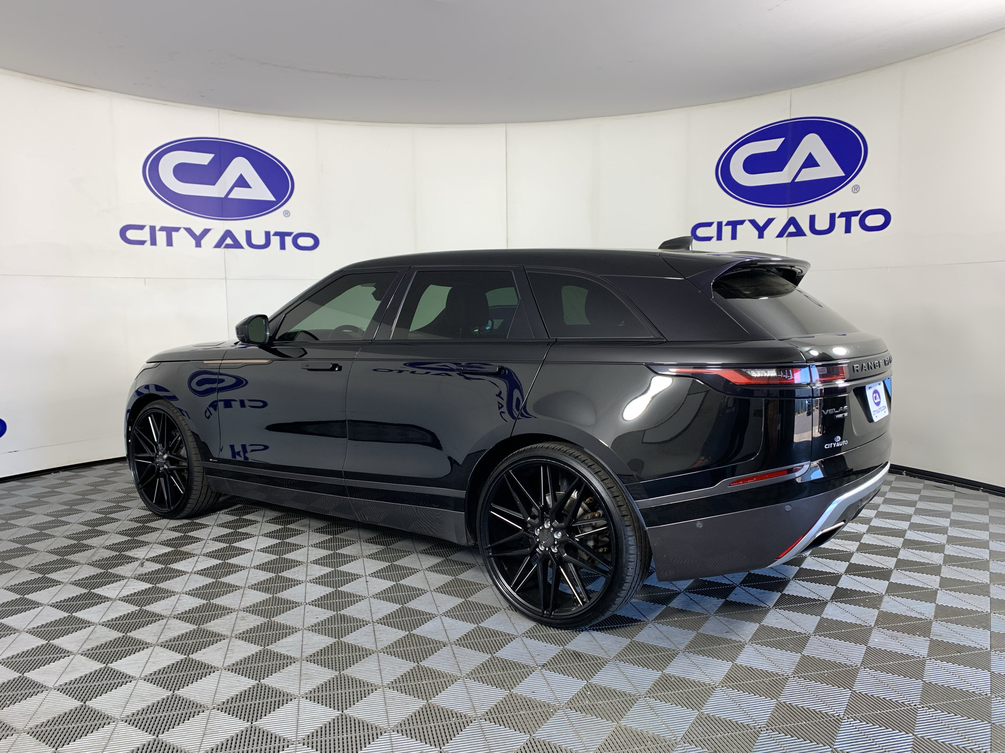 Used 2018 Land Rover Range Rover Velar R-Dynamic SE AWD/4WD image 5