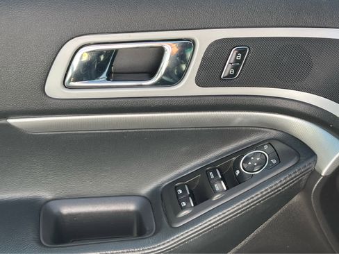 Used 2013 Ford Explorer XLT image 32