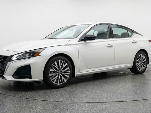 Used 2025 Nissan Altima 2.5 SV FWD image 3