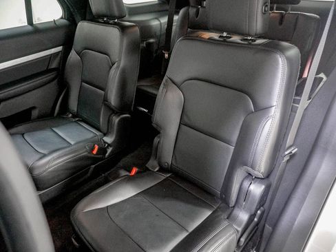 Used 2017 Ford Explorer XLT w/ Equipment Group 202A AWD/4WD image 36