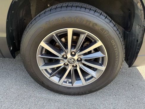 Used 2019 Toyota Highlander XLE FWD image 12