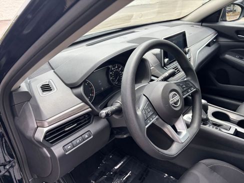 Used 2025 Nissan Altima 2.5 SV FWD image 35
