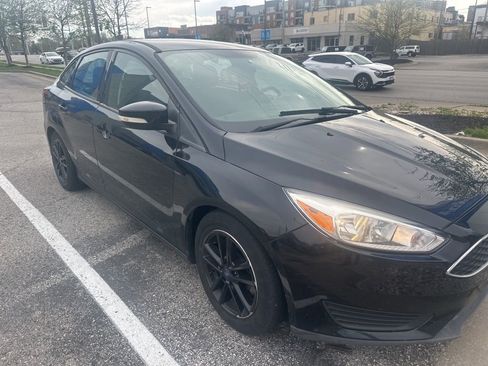 Used 2017 Ford Focus SE w/ Cold Weather Package image 2