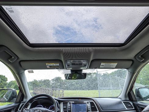 Used 2019 Toyota Highlander XLE AWD/4WD image 6
