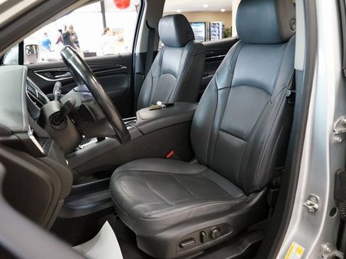 Used 2020 Buick Enclave Essence image 2