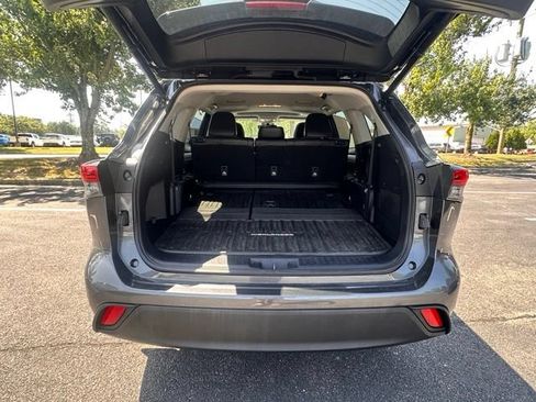 Used 2023 Toyota Highlander XLE FWD image 13