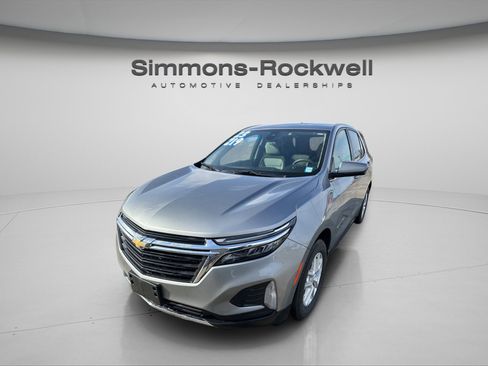 Used 2023 Chevrolet Equinox LT image 3
