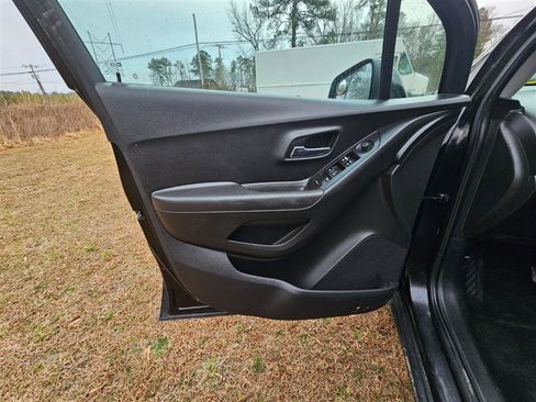 Used 2020 Chevrolet Trax LT w/ LT Convenience Package image 19