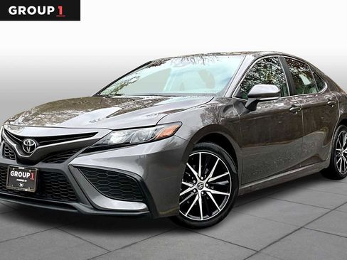 Used 2023 Toyota Camry SE image 1