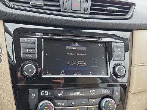 Used 2020 Nissan Rogue SV image 15