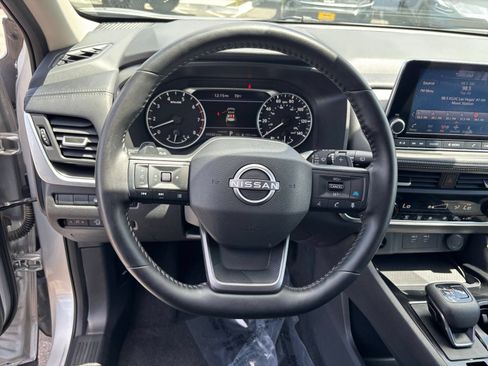 Used 2025 Nissan Rogue SV FWD image 30