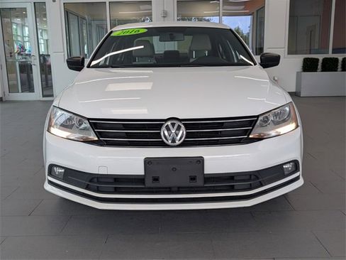 Used 2016 Volkswagen Jetta Sport image 2