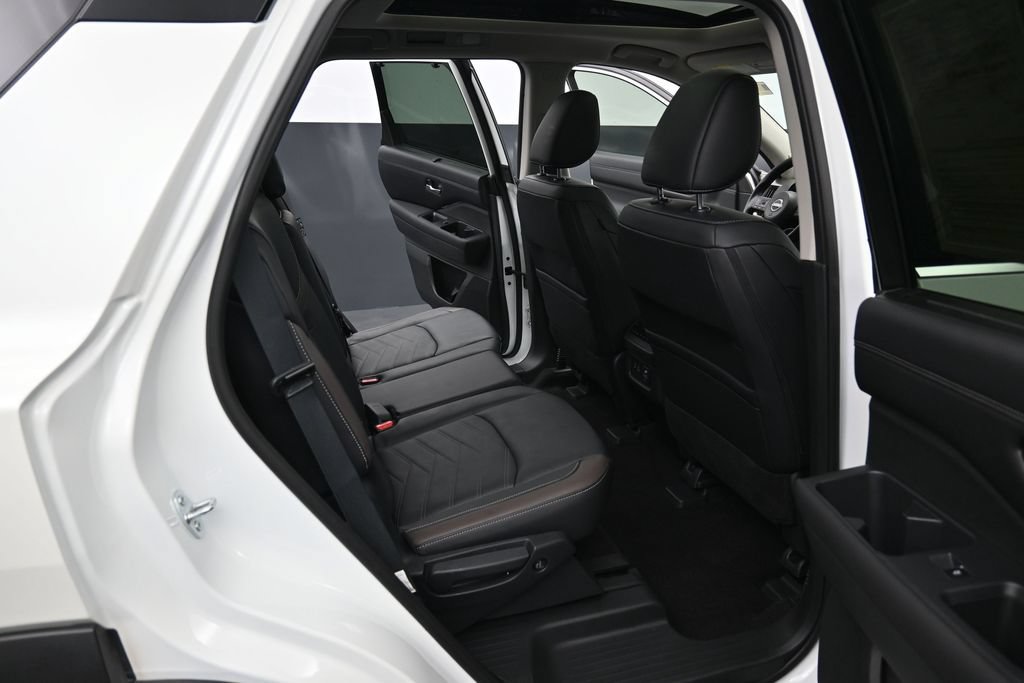 Used 2024 Nissan Pathfinder Platinum w/ Cargo Package AWD/4WD image 35