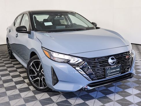 Used 2025 Nissan Sentra SR FWD image 1