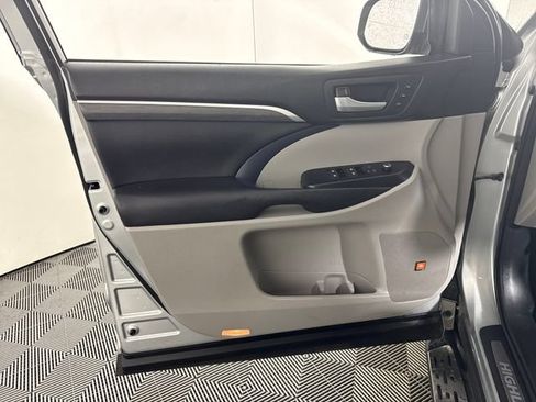 Used 2017 Toyota Highlander Limited AWD/4WD image 25