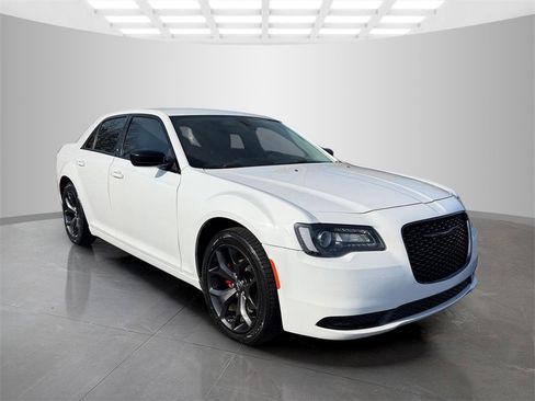 Used 2022 Chrysler 300 Touring w/ Sport Appearance Package image 5