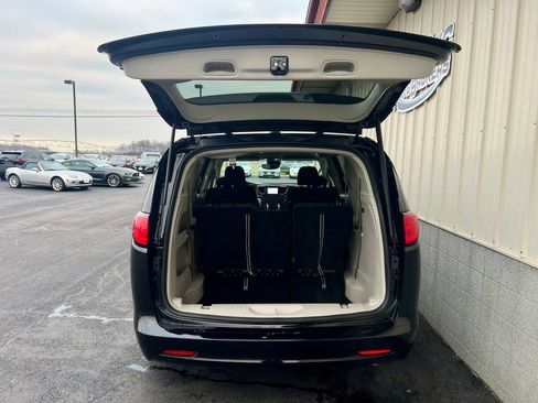 Used 2024 Chrysler Voyager LX image 5