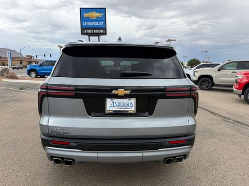 Used 2025 Chevrolet Traverse LT FWD image 7