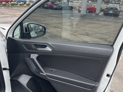 Used 2020 Volkswagen Tiguan SE w/ Panoramic Sunroof Package image 26