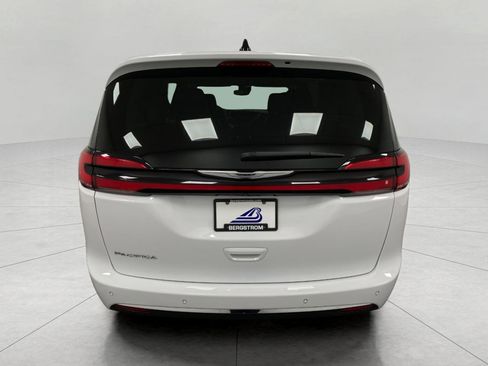 Used 2024 Chrysler Pacifica Touring-L image 5