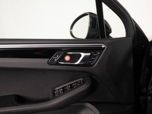 Certified 2021 Porsche Macan image 16