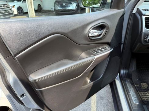 Used 2019 Jeep Cherokee Limited AWD/4WD image 15