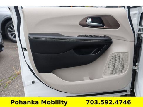 Used 2020 Chrysler Voyager L FWD image 23