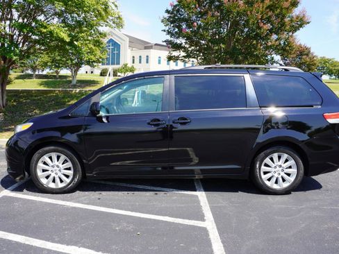 Used 2012 Toyota Sienna XLE AWD/4WD image 7