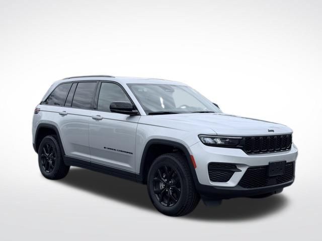 Used 2025 Jeep Grand Cherokee Altitude AWD/4WD image 4