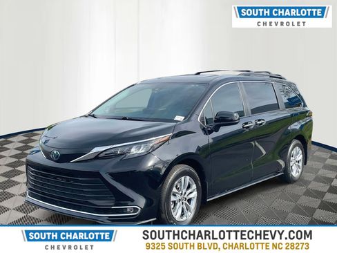 Used 2024 Toyota Sienna XLE FWD image 1