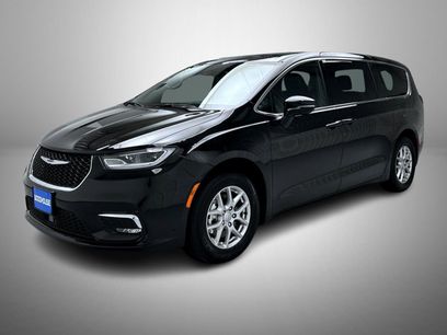 Used 2025 Chrysler Pacifica Select