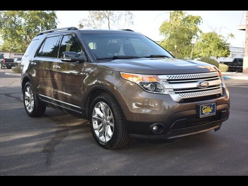 Used 2015 Ford Explorer XLT w/ Equipment Group 202A FWD image 2