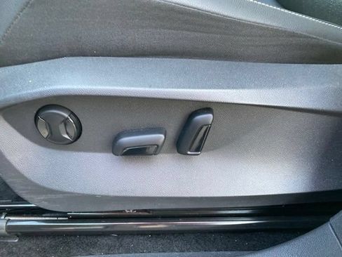 Used 2023 Volkswagen Tiguan SE w/ Panoramic Sunroof Package FWD image 28