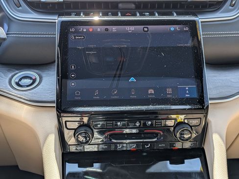 Certified 2024 Jeep Grand Cherokee L Limited w/ Luxury Tech Group II image 15