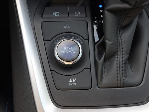 Certified 2025 Toyota RAV4 XSE image 31