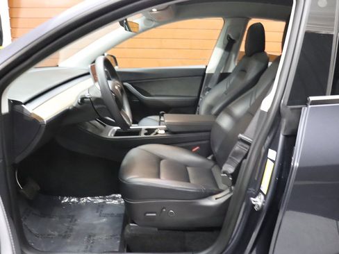 Used 2022 Tesla Model Y Long Range image 37