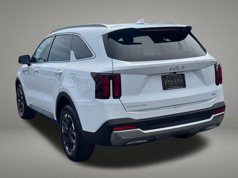 Used 2024 Kia Sorento S image 3
