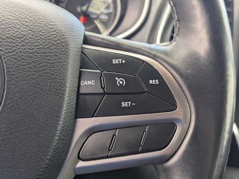 Used 2019 Jeep Cherokee Latitude Plus w/ Cold Weather Group AWD/4WD image 18