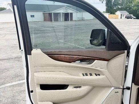 Used 2017 Cadillac Escalade Premium Luxury AWD/4WD image 9