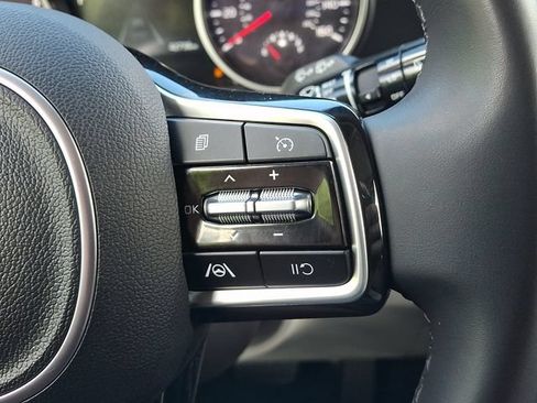 Used 2024 Kia Carnival LX FWD image 27