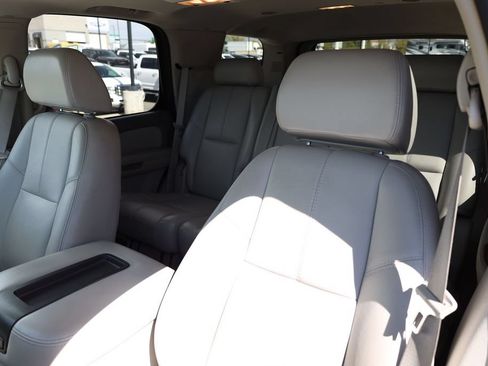 Used 2007 GMC Yukon SLT w/ SLT Preferred Equipment Group AWD/4WD image 16