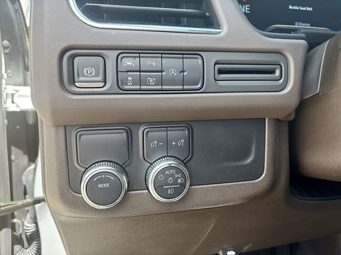 Used 2024 GMC Yukon XL SLT w/ SLT Luxury Package image 41