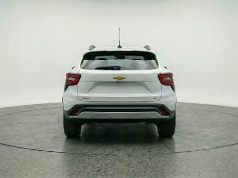 Used 2025 Chevrolet Trax LT FWD image 7