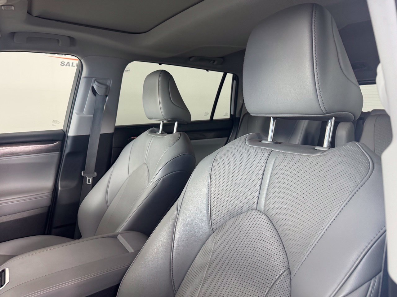 Used 2023 Toyota Highlander Limited FWD image 10